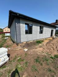 Фасад дома из термопанелей серого цвета под кирпич