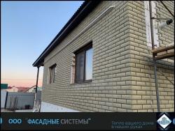Фасад дома из термопанелей под колотый кирпич желтого цвета