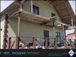 Двухэтажный дом из термопанелей желтого цвета с декоративными углами