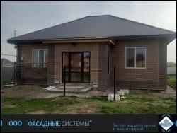 Фасад дома из термопанелей Колотый Кирпич цвет оранжевый с коричневым