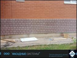 Цоколь дома с отделкой из термопанелей под крупный кирпич
