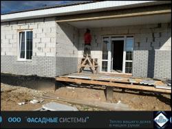 Установка фасадных термопанелей под кирпич в сером цвете
