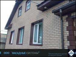 Фасад дома кофейного цвета из термопанелей фибробетонных