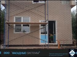 Оранжевый садовый домик отделанный фасадными термопанелями под кирпич колотый