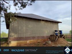Торец здания обшитый термопанелями под 3д кирпич в цвете солома
