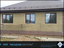Одноэтажный дом утепленный термопанелями Колотый Кирпич в желтом цвете с выделенными углами и цоколем в коричневом 
