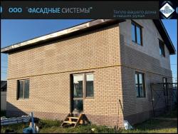 Дом в два этажа в процессе отделки фасада термопанелями под рифленый кирпич