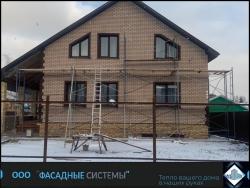 Фасад двухэтажного дома в цвете кофе с молоком из термопанелей
