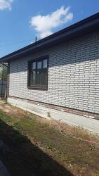 Серый фасад из термопанелей под кирпич