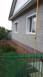 кирпичная сторона из термопанелей с выделением цвета по низу дома