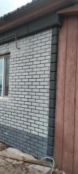 Накладные углы по верх термопанелей в светлом фасаде 