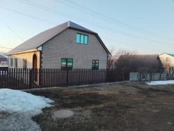 Кирпичный фасад из термопанелей с углами коричневого цвета издалека 